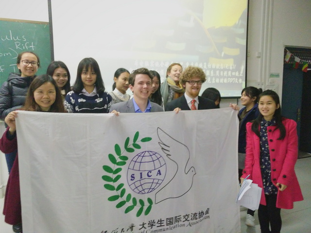 Roger，Benjamin与协会同学合影