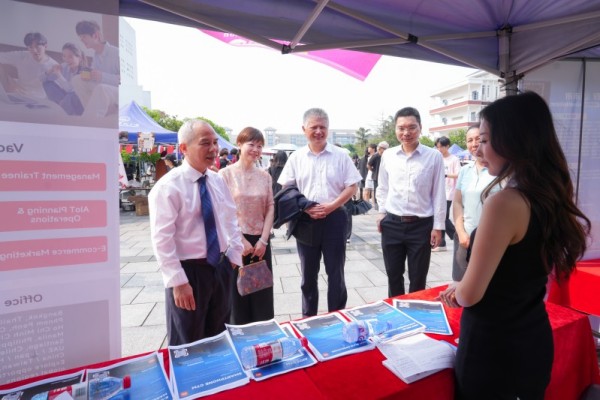 我校举办首届国际学生专场招聘会