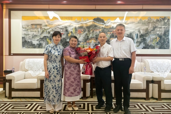 李先贤副校长慰问国际合作与交流处/国际文化教育学院教师代表