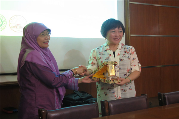 3.师大文学院刘惠教授与玛琅国立大学文学院乌达美博士互赠纪念品.jpg