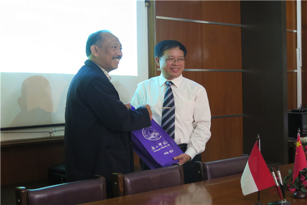 4.师大文学院党委书记刘立浩教授与玛琅国立大学校长华卓迪互赠纪念品.jpg