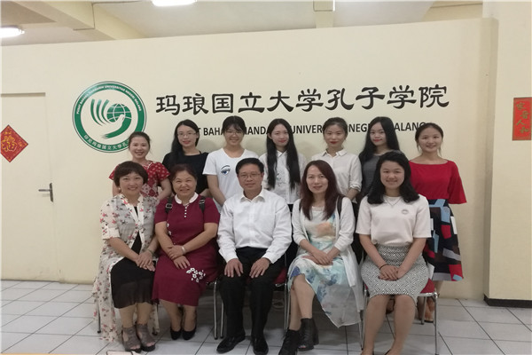 7.代表团与孔子学院教师合影.jpg