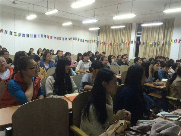 同学们认真聆听讲座