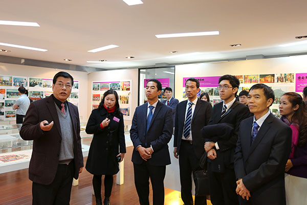_0003_4参观越南学校纪念馆.jpg