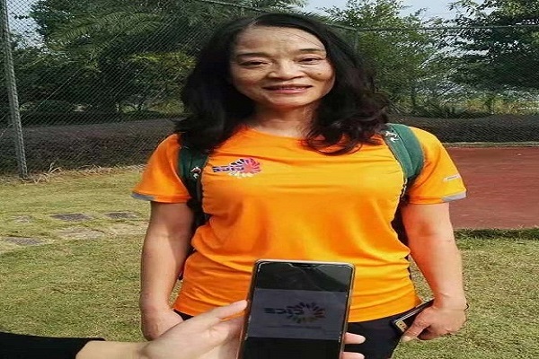 女子铅球组选手，刘月娥老师.jpg