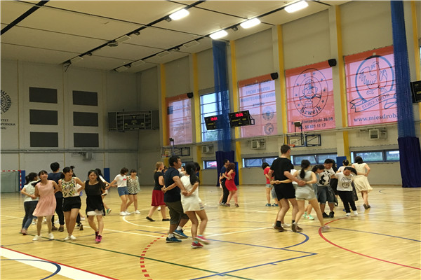 3 学习传统欧洲舞蹈.jpg