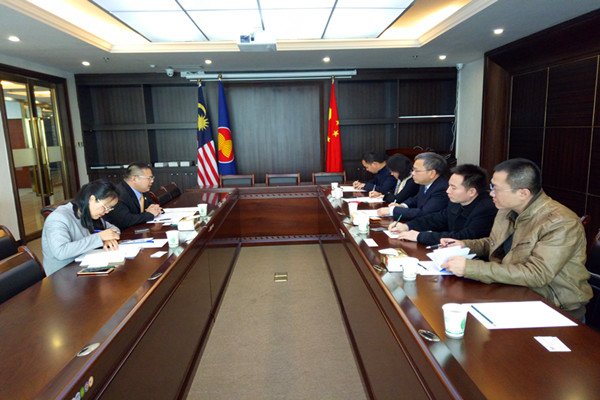 3-苏桂发副校长与马来西亚驻南宁总领事馆总领事会谈.jpg 3-苏桂发副校长与马来西亚驻南宁总领事馆总领事会谈.jpg