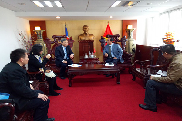 2-苏桂发副校长与越南驻南宁总领事馆总领事会谈.jpg 2-苏桂发副校长与越南驻南宁总领事馆总领事会谈.jpg