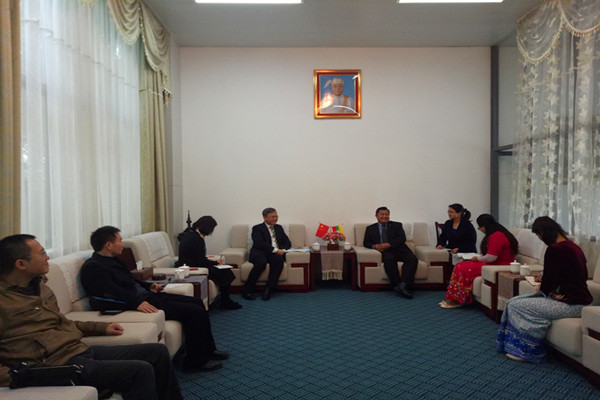 6-苏桂发副校长与缅甸驻南宁总领事馆总领事会谈.jpg 6-苏桂发副校长与缅甸驻南宁总领事馆总领事会谈.jpg
