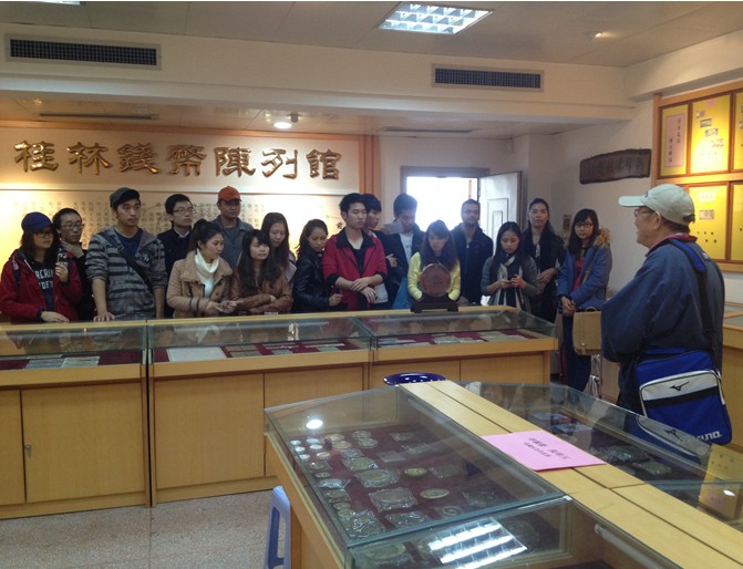 桂林钱币学会赵先生正在为同学们讲解