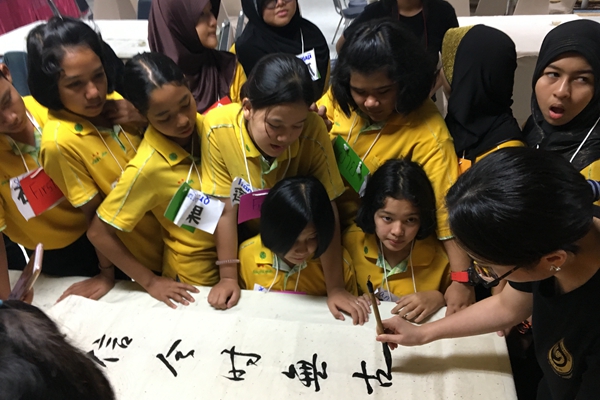 2-学员观看书法表演.jpg