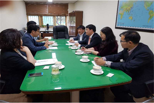 2、代表团与忠北大学国际交流处处长进行了会谈_副本.png