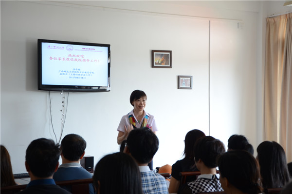 李冬梅老师在向新生家长介绍学校学院情况