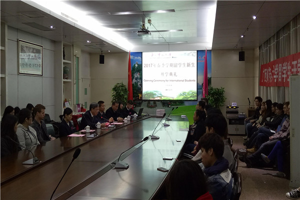 学校副校长苏桂发向2017年春学期留学生新生们致辞.jpg