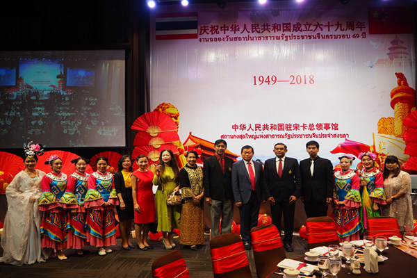 2-孔院教师与宋卡王子大学校长合影.jpg