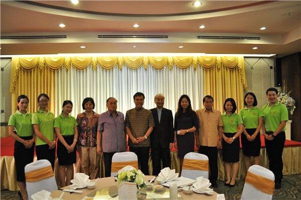 张晋雄总领事与我院汉语教师合影