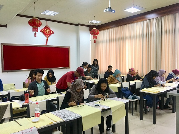 6.学习书法.jpg
