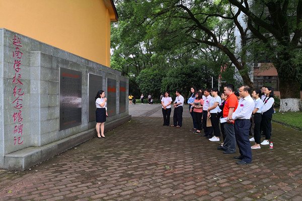 2-吴慧君老师给大家做越南学校纪念馆讲解.jpg