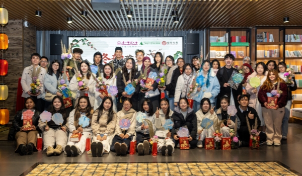 【国际学生教育】我校国际学生参加桂林独秀书房“冬韵雅集·书香岁时”文化市集