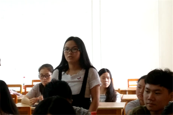 2同学们积极发言.png
