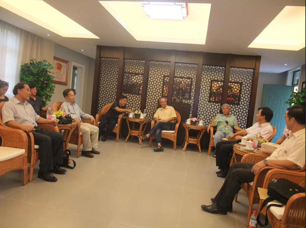 越南校友与越南研究团队成员亲切会谈