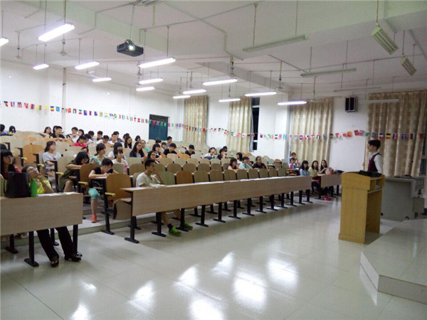 同学们都在认真听讲