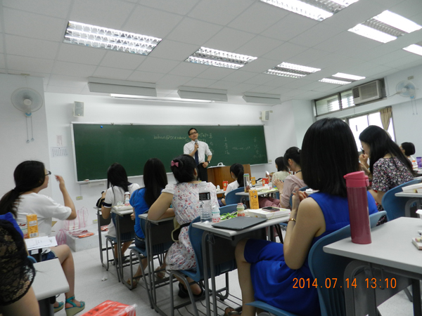 文学系教师为同学们上课