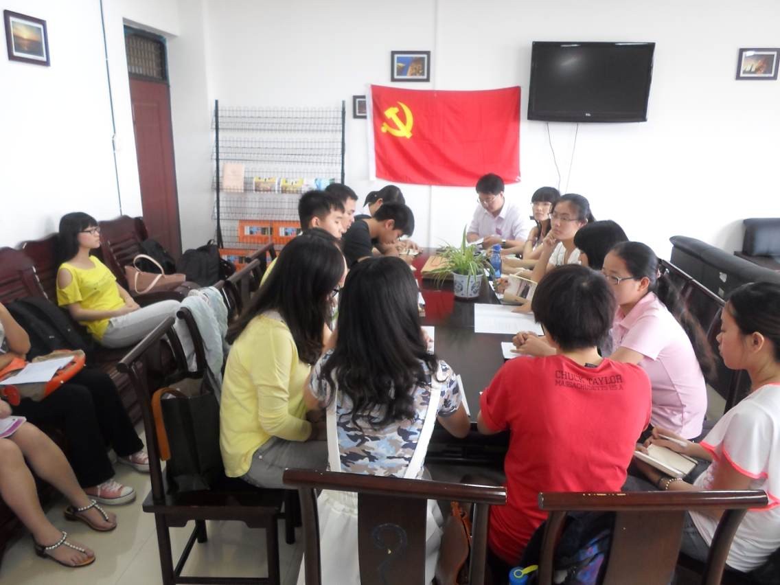 预备党员审批大会现场