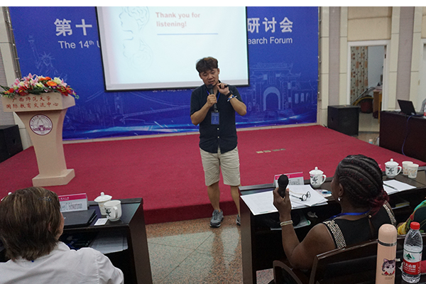 _0000_2 国际文化教育学院教师作主旨发言.jpg