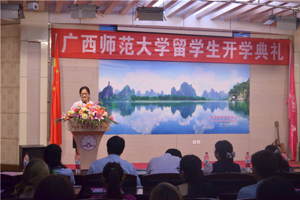 教师代表李翼老师发言