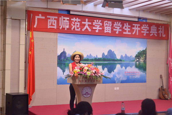 吉尔吉斯斯坦新生代表欣欣发言