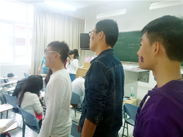 同学们正在进行作品展示