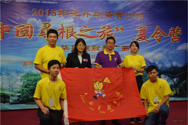 吕俊峰副处长与戴家毅处长向营员授营旗
