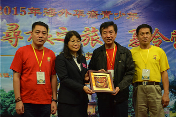 菲律宾菲华新联公会向我校赠送纪念品