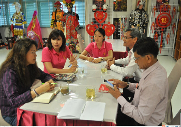 与沙叨市教育局长会谈