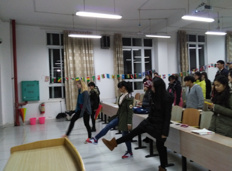 Laura教大家爱尔兰舞蹈的基本舞步