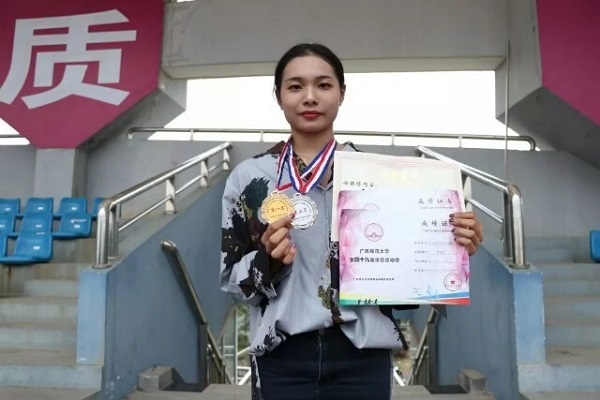 学生组女子三级跳远冠军徐颖婷.jpg