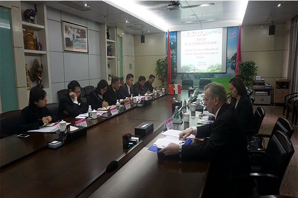_0000_与嘉宾友好会谈.jpg