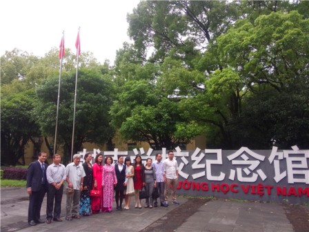 参观越南学校纪念馆
