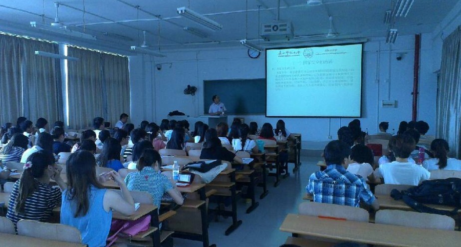 罗老师在讲解国家信息安全的重要性