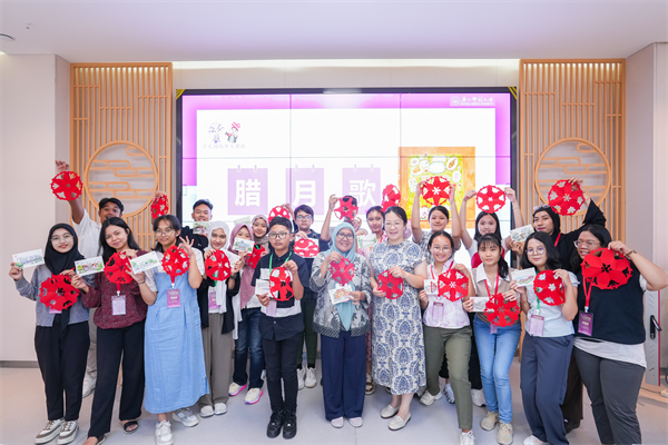 纸页间的年味：印尼学子剪出一扇中国窗