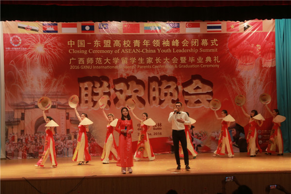 8越南同学表演的歌伴舞.jpg