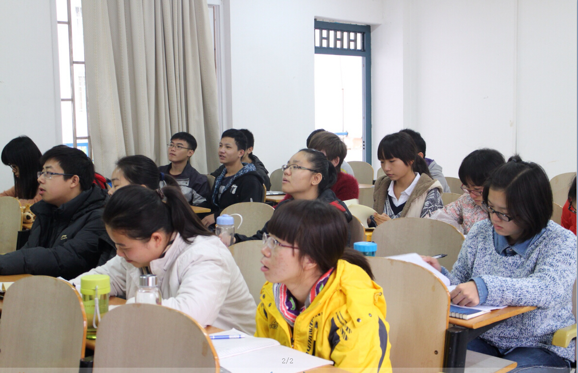 同学们聚精会神地听讲