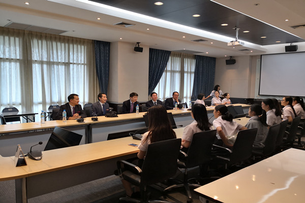10.代表团看望我校赴庄甲盛大皇家大学的交换生_副本.jpg
