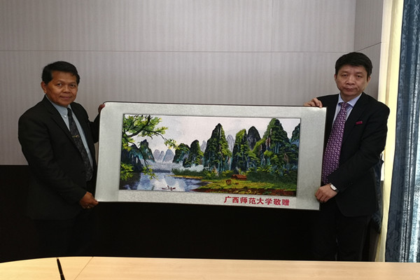 4.孙杰远副校长向庄甲盛皇家大学Rachen Muanchob副校长赠纪念品_副本.jpg