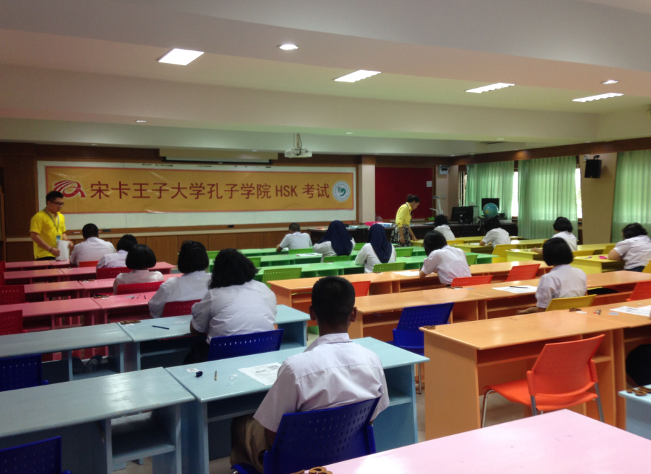 分考点濒伽玛中学考试现场
