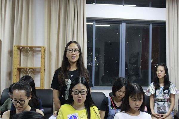 校英语协会会长杨思华发表自己的意见