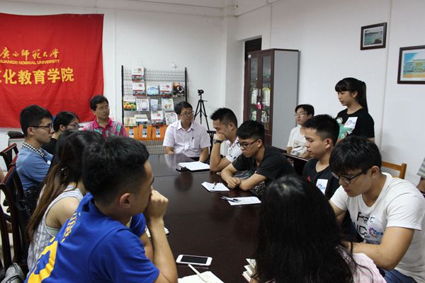 与会人员认真听取社团代表的提议
