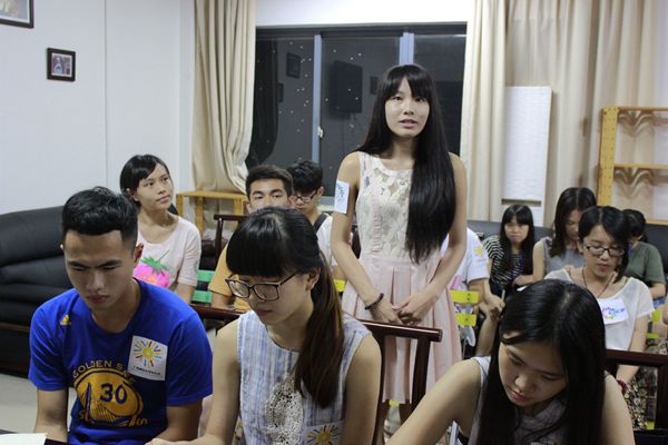 大学生国际交流协会副会长黄茵发表自己的意见