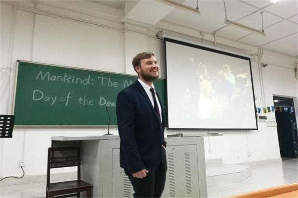 讲座中Chris.jpg